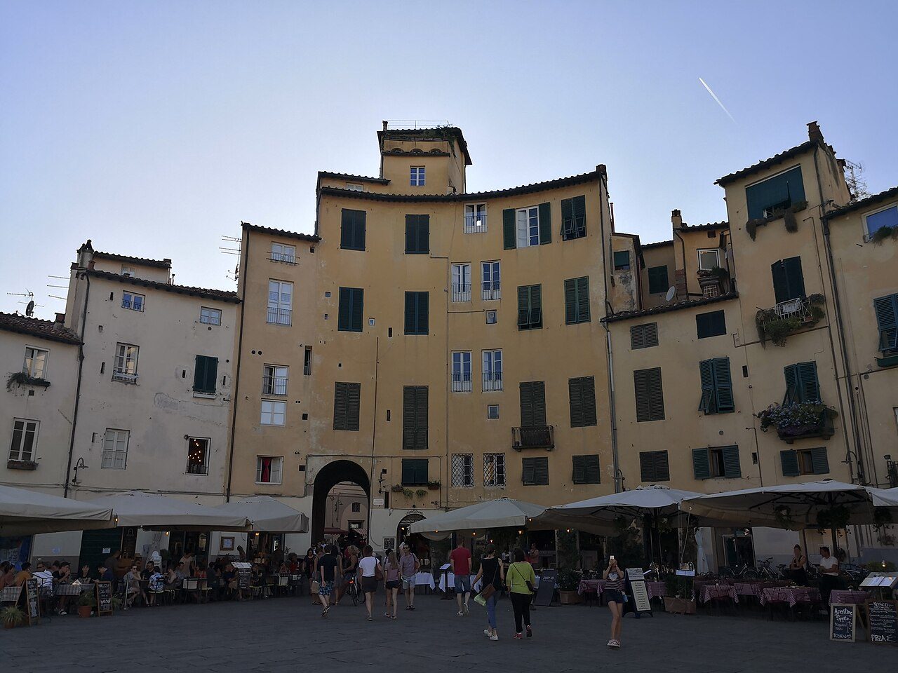 Piazza dell'Anfiteatro a Lucca